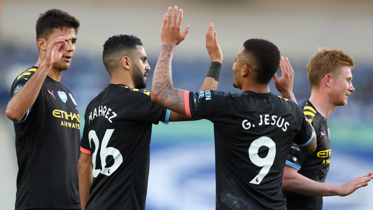 Die Spieler von Manchester City feiern das Tor zum 2:0 gegen Brighton.