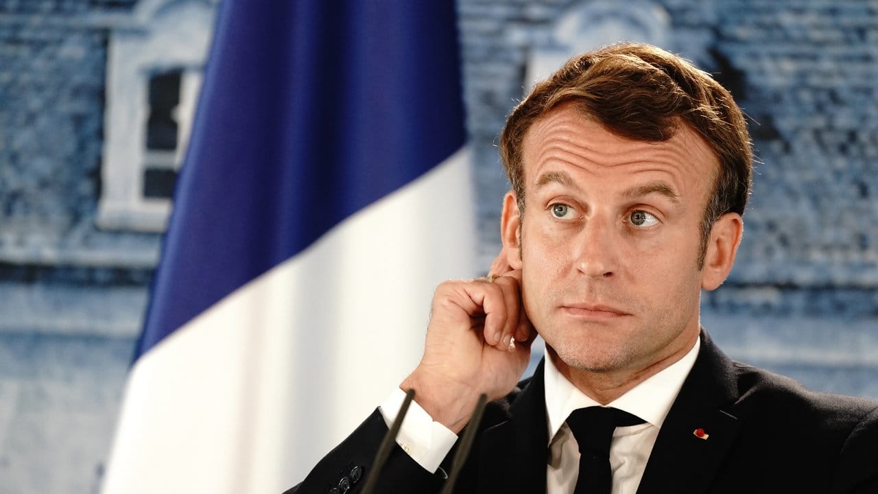 Die Kabinettsumbildung sollte Druck vom Kessel nehmen, das Gegenteil könnte nun der Fall werden: Der französische Präsident Emmanuel Macron reagiert während einer Pressekonferenz.