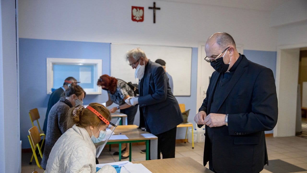 Wojciech Polak (r), Erzbischof von Gnesen und Primas der katholischen Kirche in Polen, gibt seine Stimme ab.