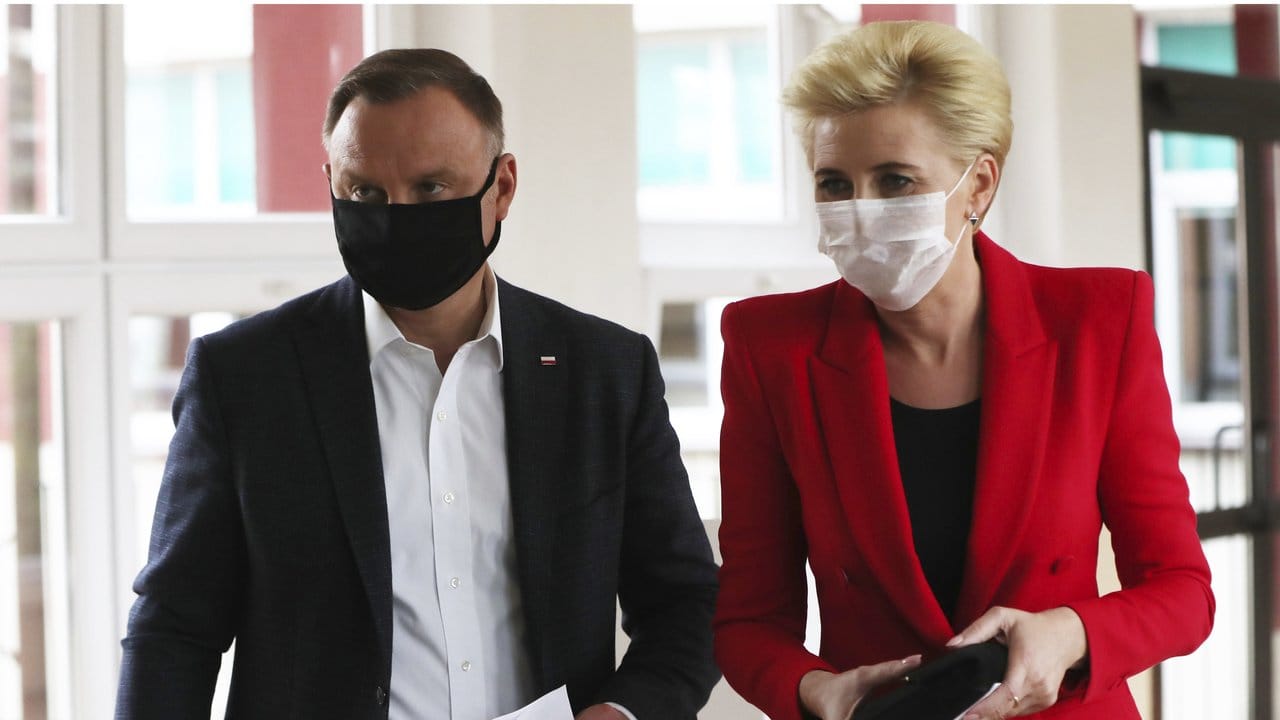 Amtsinhaber Andrzej Duda und seine Frau Agata Kornhauser-Duda im Wahllokal in Krakau.