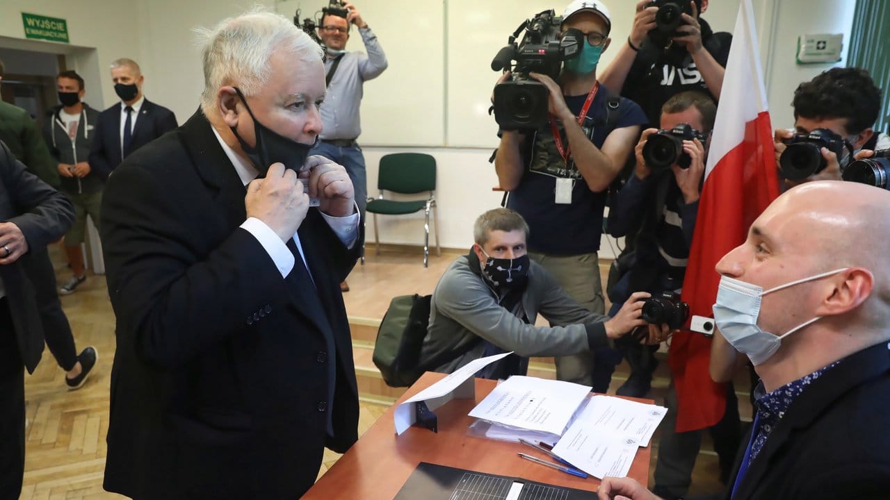 Der PiS-Vorsitzende Jaroslaw Kaczynski gibt in einem Wahllokal in Warschau seine Stimme ab.