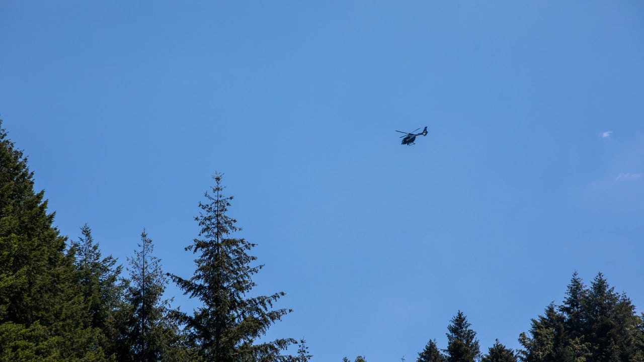 Ein Hubschrauber der Polizei schwebt nahe Oppenau in der Luft.