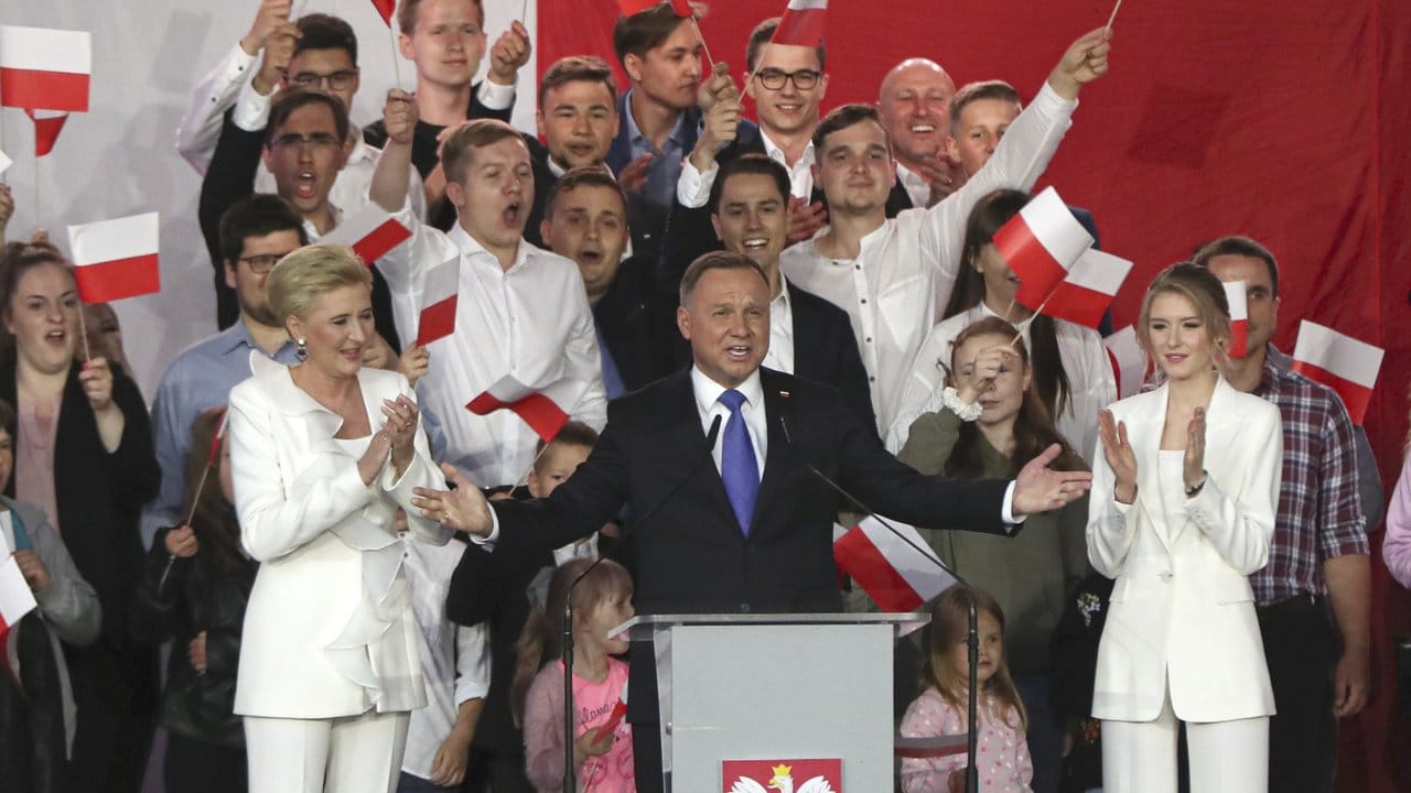 Trotz eines ungewissen Ausgangs der Stichwahl um das Präsidentenamt in Polen hat sich Staatsoberhaupt Andrzej Duda in einer ersten Reaktion als Sieger bezeichnet.