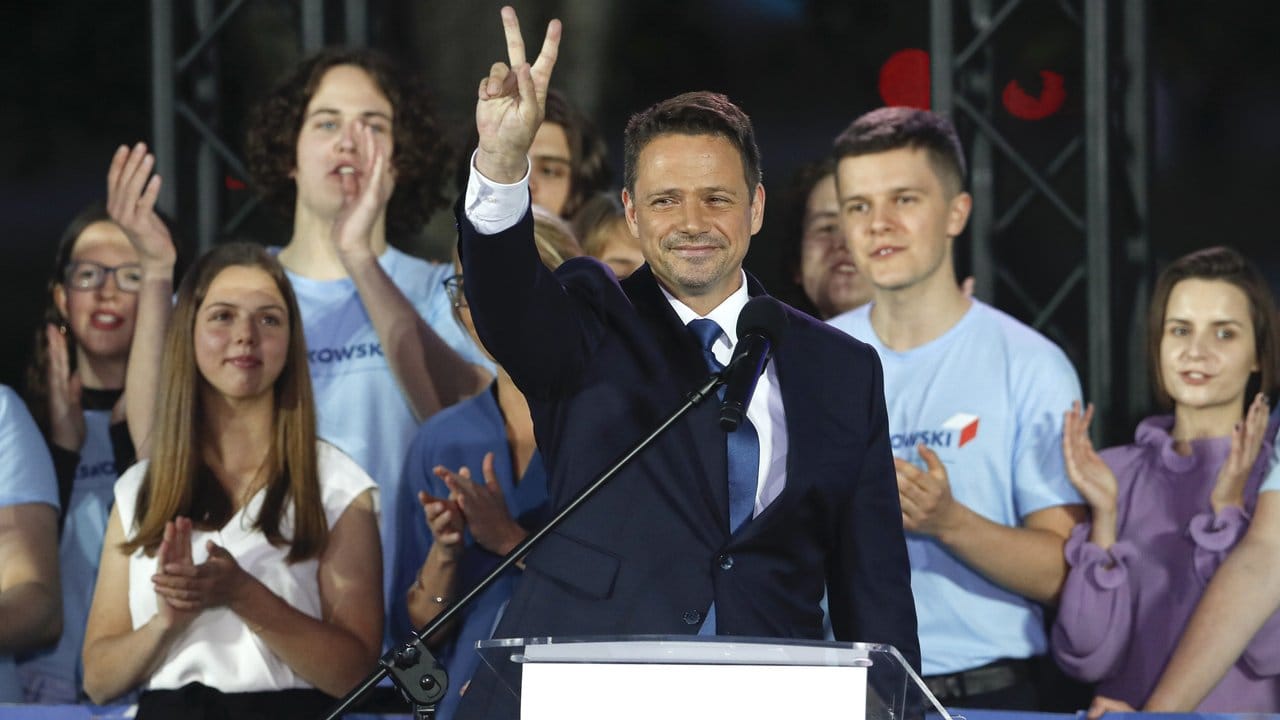 Rafal Trzaskowski (M), Bürgermeister von Warschau und Präsidentschaftskandidat von Polens größtem Oppositionsbündnis, zeigt ein Victory-Zeichen.
