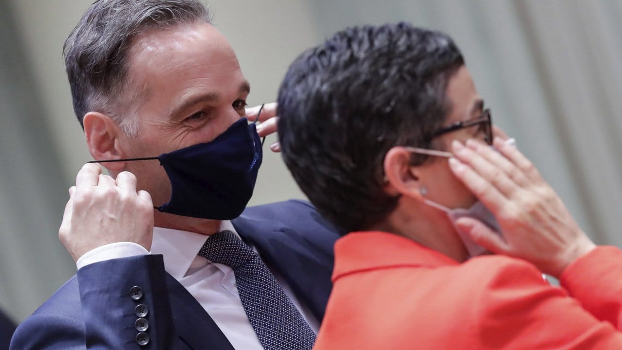 Heiko Maas (SPD), Bundesaußenminister, und Arancha Gonzalez, Außenministerin von Spanien, setzen Gesichtsmasken vor einem Treffen der EU-Außenminister in Brüssel auf.