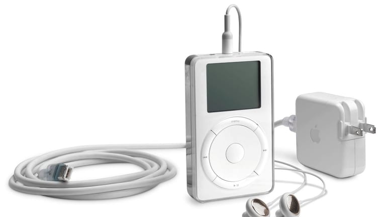 Der erste iPod, den der damalige Apple-Chef Steve Jobs am 23.