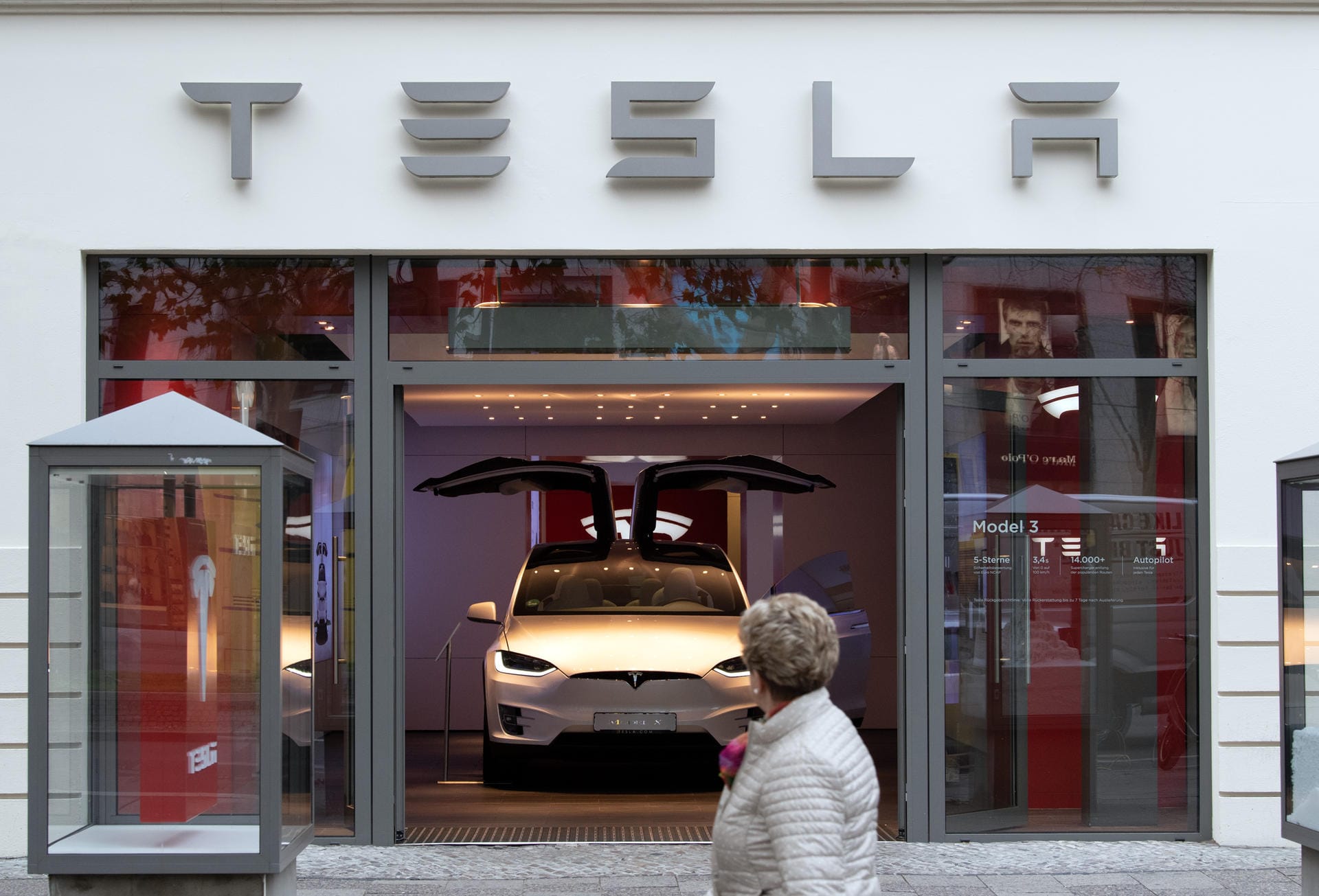 Tesla-Showroom auf dem Berliner Kudamm: Die Filialen finden sich meist in besten Innenstadt-Lagen.