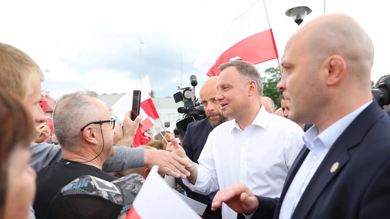 Mit einem hauchdünnen Sieg gegen den europafreundlichen Herausforderer Trzaskowski hat sich Amtsinhaber Duda bei der Präsidentenwahl eine zweite Amtszeit gesichert.