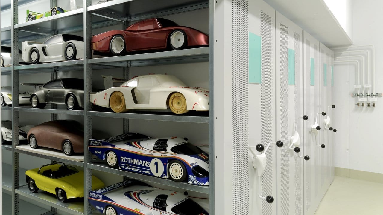 Technologietransfer aus dem Rennsport: Porsche will alles mit Dokumenten und Objekten für künftige Generationen nachvollziehbar machen. Technologietransfer aus dem Rennsport: Porsche will alles mit Dokumenten und Objekten für künftige Generationen nachvollziehbar machen.