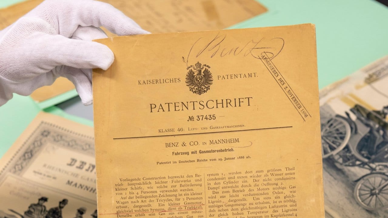 Geburtsurkunde des Automobils: Auch Unterlagen zur Patentschrift DRP 37435 finden sich im Mercedes-Archiv, sie dokumentieren die Entstehung des ersten Autos von 1886. Geburtsurkunde des Automobils: Auch Unterlagen zur Patentschrift DRP 37435 finden sich im Mercedes-Archiv, sie dokumentieren die Entstehung des ersten Autos von 1886.