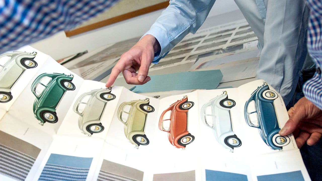 Buntes Krabbeltier: Im VW-Archiv finden sich auch Objekte wie dieses Farb- und Polstermuster für den Käfer. Buntes Krabbeltier: Im VW-Archiv finden sich auch Objekte wie dieses Farb- und Polstermuster für den Käfer.