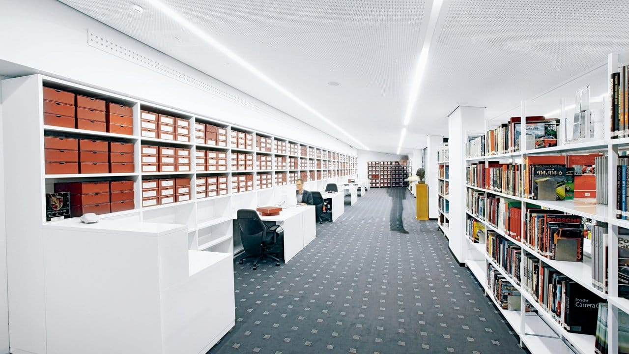 Das Gedächtnis einer Marke: Im Porsche-Archiv werden unter anderem Kataloge, Strategiepapiere, Entwurfsskizzen und Entwicklungsunterlagen systematisch erfasst und verwaltet. Das Gedächtnis einer Marke: Im Porsche-Archiv werden unter anderem Kataloge, Strategiepapiere, Entwurfsskizzen und Entwicklungsunterlagen systematisch erfasst und verwaltet.