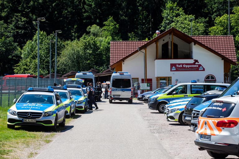 Vor einem Sportlerheim in Oppenau hat die Polizei einen Sammelplatz eingerichtet. Hunderte Beamte sind im Einsatz, dazu Spürhunde und ein Hubschrauber.
