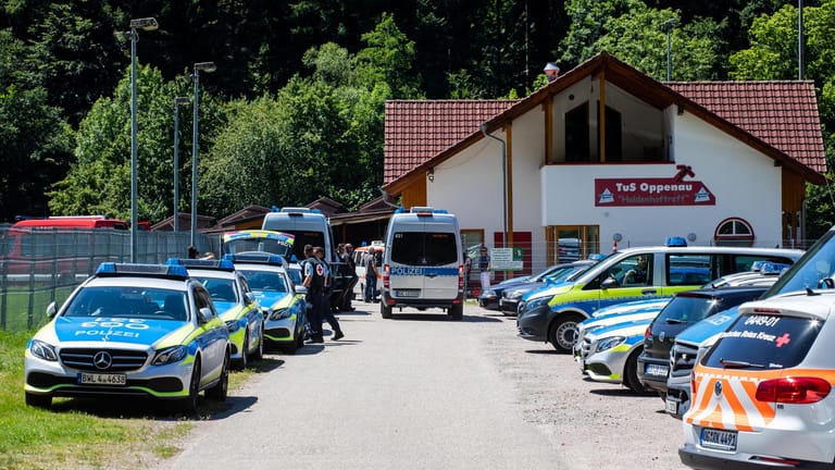 Vor einem Sportlerheim in Oppenau hat die Polizei einen Sammelplatz eingerichtet. Hunderte Beamte sind im Einsatz, dazu Spürhunde und ein Hubschrauber.