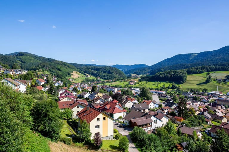 Die Gemeinde Oppenau im mittleren Schwarzwald: Seit Sonntag, 12. Juli, herrscht der Ausnahmezustand. Ein 31-Jähriger hat vier Polizisten entwaffnet und ist danach geflüchtet. Eine Großfahndung wurde eingeleitet.