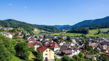 Die Gemeinde Oppenau im mittleren Schwarzwald: Seit Sonntag, 12. Juli, herrscht der Ausnahmezustand. Ein 31-Jähriger hat vier Polizisten entwaffnet und ist danach geflüchtet. Eine Großfahndung wurde eingeleitet.