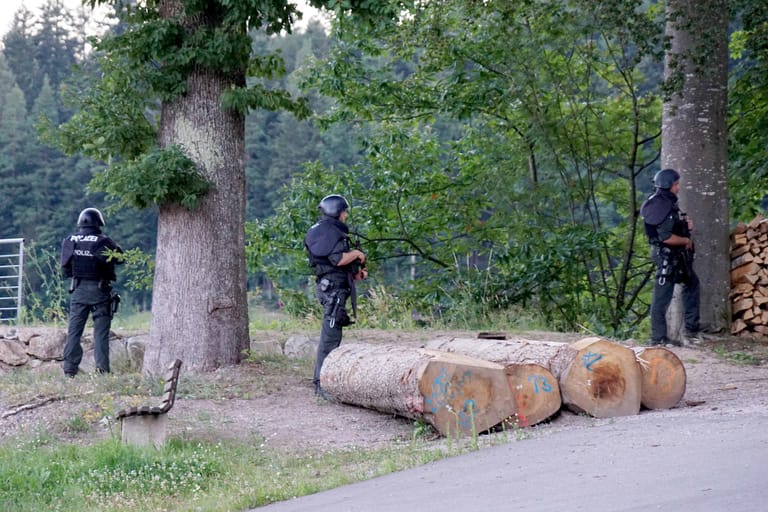 Polizisten an einer Straße im Wald bei Oppenau: Der Ex-Vermieter des Mannes berichtet, der 31-Jährige sei Ende 2019 ausgezogen – nach fünf Jahren.
