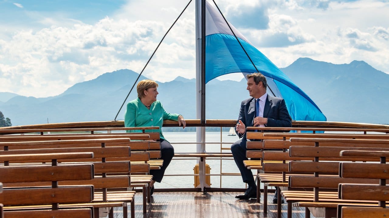 Markus Söder und Bundeskanzlerin Merkel fahren mit einem Schiff der Chiemsee-Schifffahrt auf die Insel Herrenchiemsee.