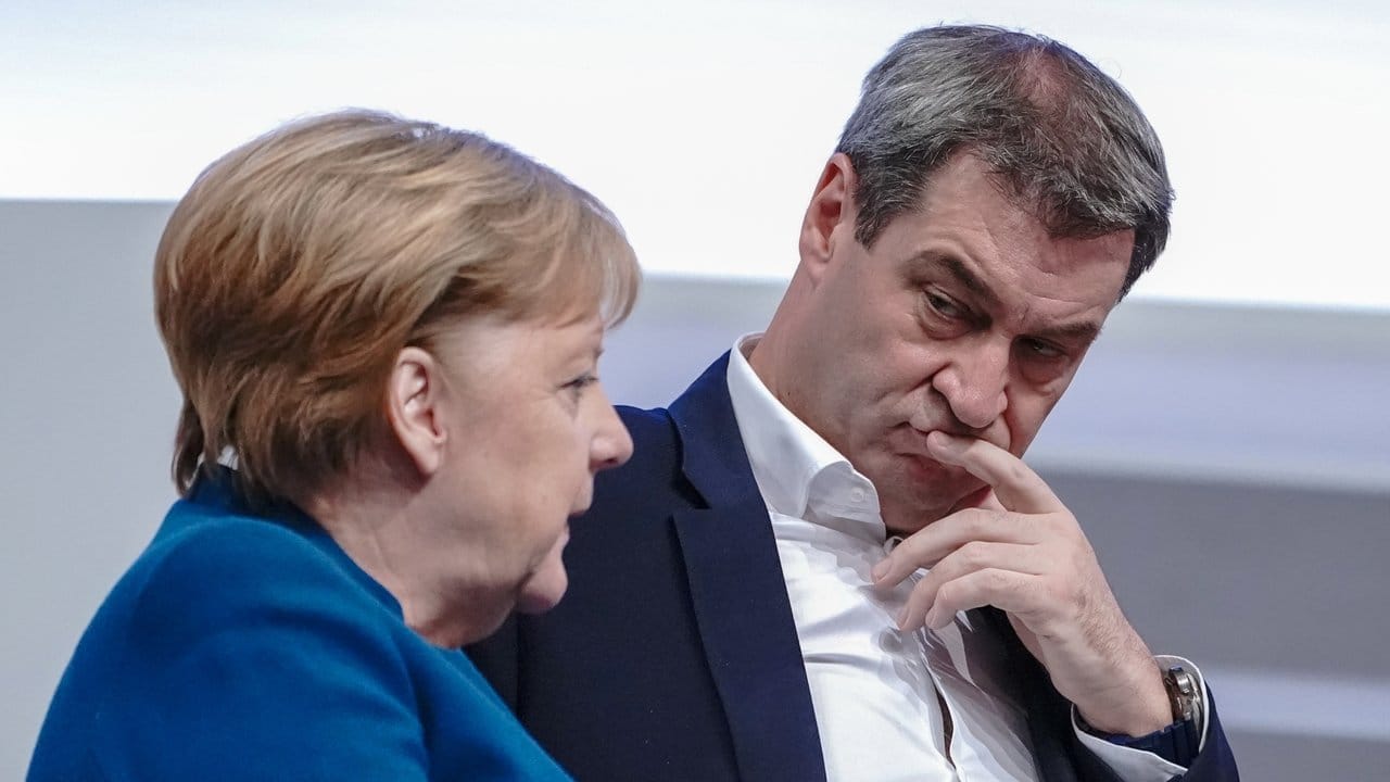 Bundeskanzlerin Merkel spricht mit Markus Söder 2019 beim 32.