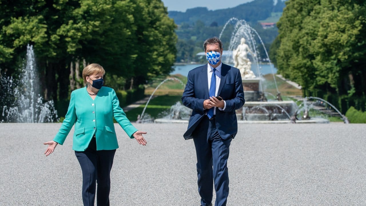 Bayerns Ministerpräsident Söder und Bundeskanzlerin Merkel gehen zur Kabinettssitzung.