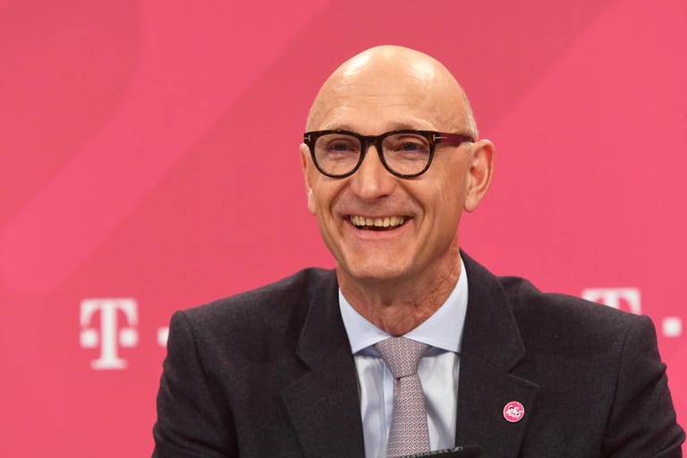 Timotheus Höttges: Der Vorstandsvorsitzende der Deutschen Telekom erhielt 2019 insgesamt 6,617 Millionen Euro – und damit tausend Euro mehr als sein Dax-Kollege der Allianz, Oliver Bäte.