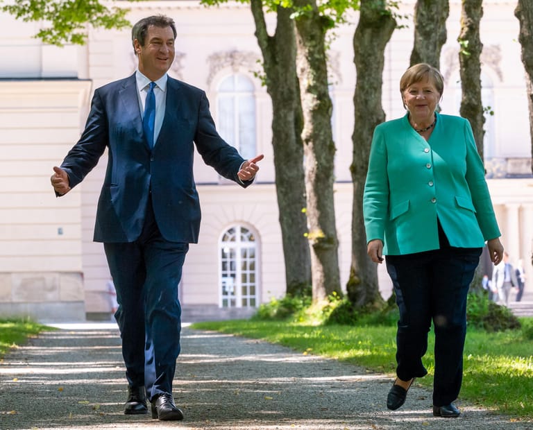 Merkel und Söder im Schlossgarten auf Herrenchiemsee: Ob sie auch über die Kanzlerkandidatenfrage in der Union sprachen?