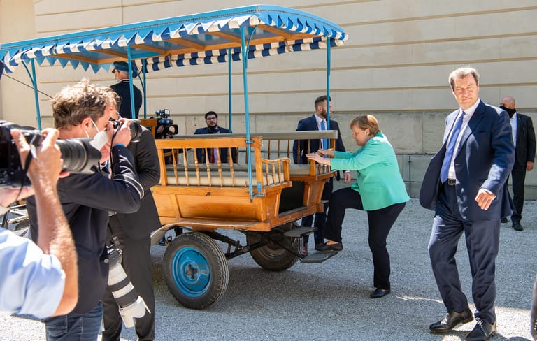 Zurück mit der Kutsche: Kanzlerin Merkel steigt auf das Pferdegespann, das sie zurück zum Anlegesteg bringt.