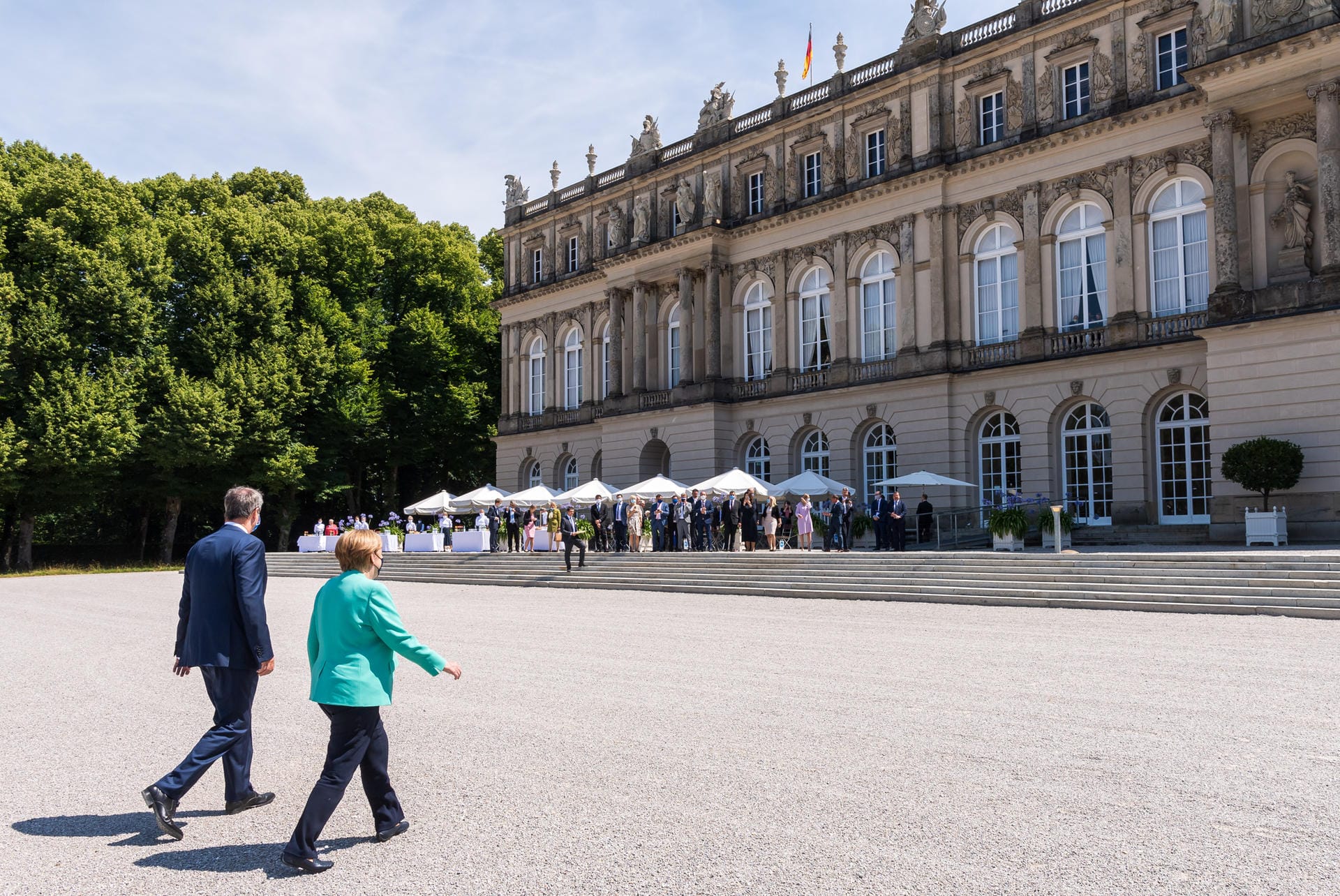 Königliche Kulisse: Söder begleitet Merkel ins Neue Schloss (CDU) auf Herrenchiemsee, wo im Anschluss die Kabinettssitzung stattfindet. Das Schloss ließ Märchenkönig Ludwig II. im 19. Jahrhundert errichten.
