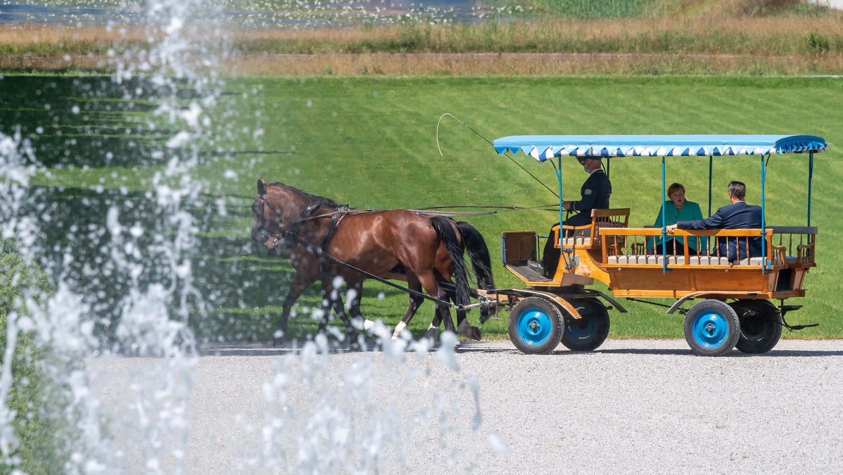 Blau-weißes Postkarten-Idyll: Eine Kutsche bringt den Ministerpräsidenten und die Bundeskanzlerin zur Kabinettssitzung auf der Insel Herrenchiemsee.