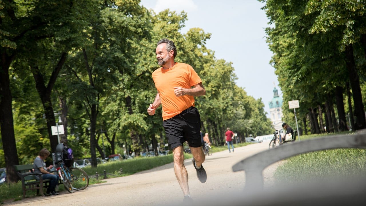 Joggen im Park und Bewegung allgemein kurbeln den Stoffwechsel an. Joggen im Park und Bewegung allgemein kurbeln den Stoffwechsel an.