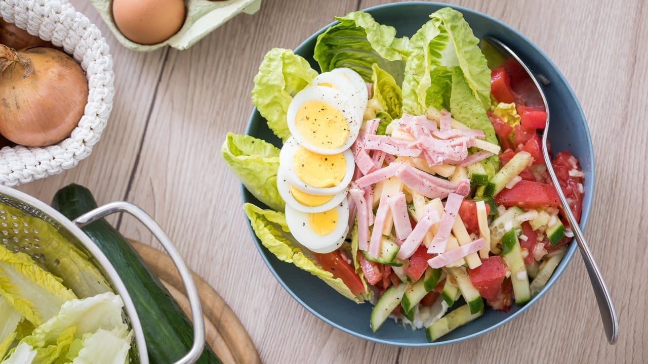 Lieber immer mal einen Salat auftischen: Nimmt man regelmäßig mehr Energie auf, als der Körper eigentlich benötigt, macht sich das auf der Waage bemerkbar. Lieber immer mal einen Salat auftischen: Nimmt man regelmäßig mehr Energie auf, als der Körper eigentlich benötigt, macht sich das auf der Waage bemerkbar.