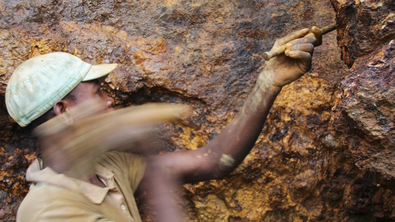 Ein Mann arbeitet in einer Mine im Kongo.