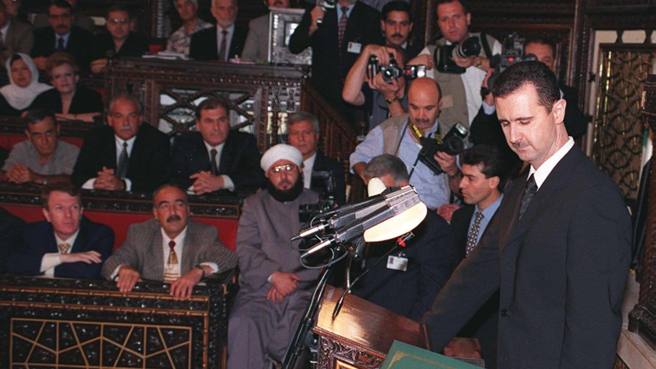 Syriens neuer Präsident Bashar al-Assad (r) leistet am 17.