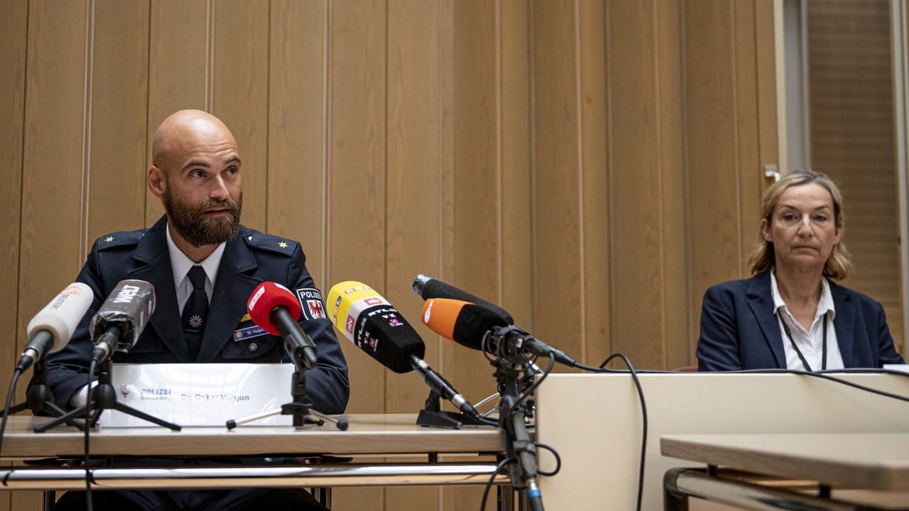 Oskar Vurgun, Polizei Brandenburg, und Norma Schürman, Landeskriminalamt (LKA) Berlin, nehmen an einer Pressekonferenz in der Berliner Staatsanwaltschaft zu der Festnahme eines mutmaßlichen Serienvergewaltigers teil. Oskar Vurgun, Polizei Brandenburg, und Norma Schürman, Landeskriminalamt (LKA) Berlin, nehmen an einer Pressekonferenz in der Berliner Staatsanwaltschaft zu der Festnahme eines mutmaßlichen Serienvergewaltigers teil.