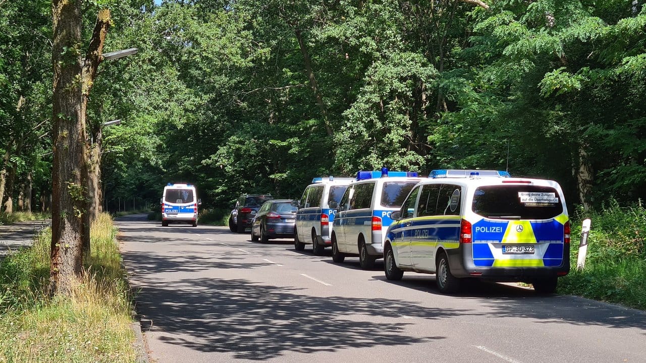 Polizeiautos stehen in einem Waldstück zwischen Babelsberg und Dreilinden. Polizeiautos stehen in einem Waldstück zwischen Babelsberg und Dreilinden.