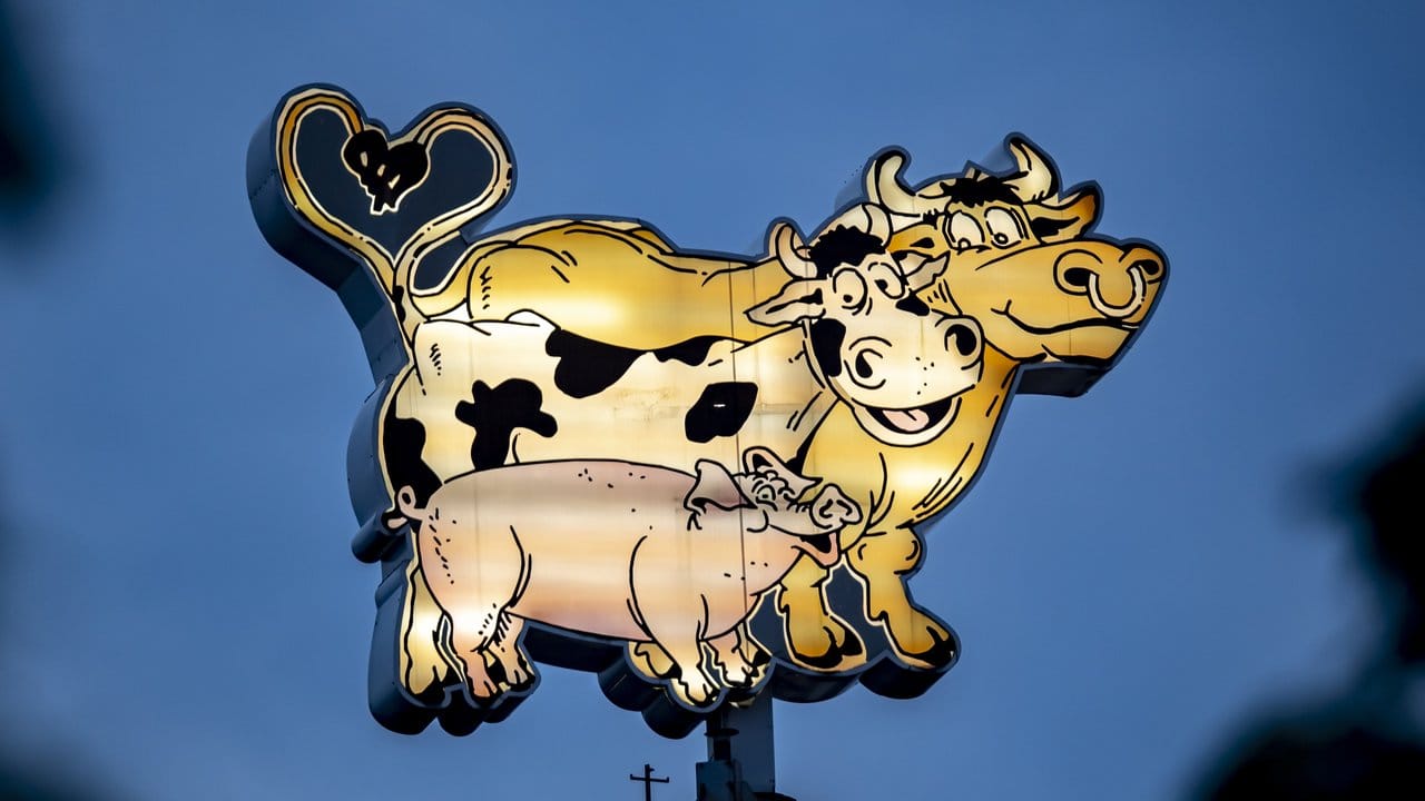 Firmenschild auf einem Gebäude des Fleischwerks Tönnies in Rheda-Wiedenbrück. Firmenschild auf einem Gebäude des Fleischwerks Tönnies in Rheda-Wiedenbrück.