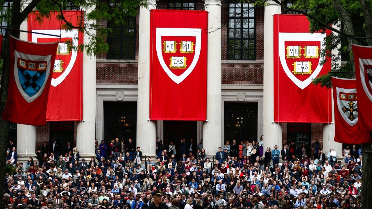 Studierende der Harvard Universität verfolgen im Mai 2019 die Rede von Bundeskanzlerin Merkel.
