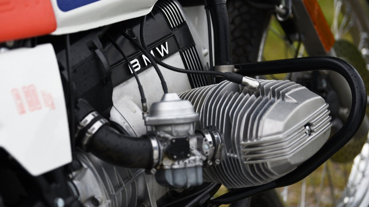 Der Zweizylinder-Boxer mit 800 Kubik stellt 37 kW/50 PS parat. Der Zweizylinder-Boxer mit 800 Kubik stellt 37 kW/50 PS parat.