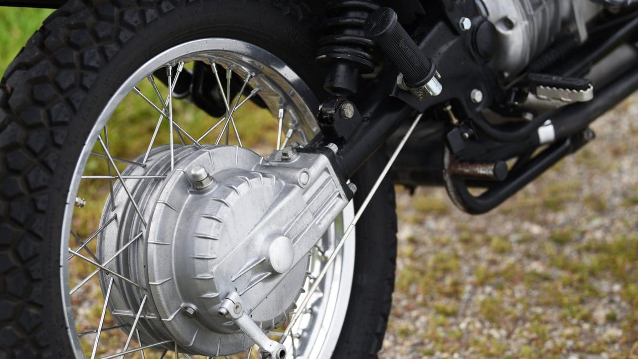 Für mehr Federweg und dadurch bessere Offroad-Fähigkeiten sorgt die Monolever-Einarmschwinge. Für mehr Federweg und dadurch bessere Offroad-Fähigkeiten sorgt die Monolever-Einarmschwinge.