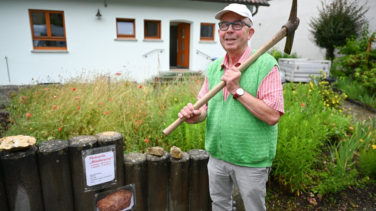 Hansjörg Bayer aus Blaubeuren steht in seinem Garten, wo er den Steinmeteoriten mit dem Pickel herausgehebelt hat. Hansjörg Bayer aus Blaubeuren steht in seinem Garten, wo er den Steinmeteoriten mit dem Pickel herausgehebelt hat.