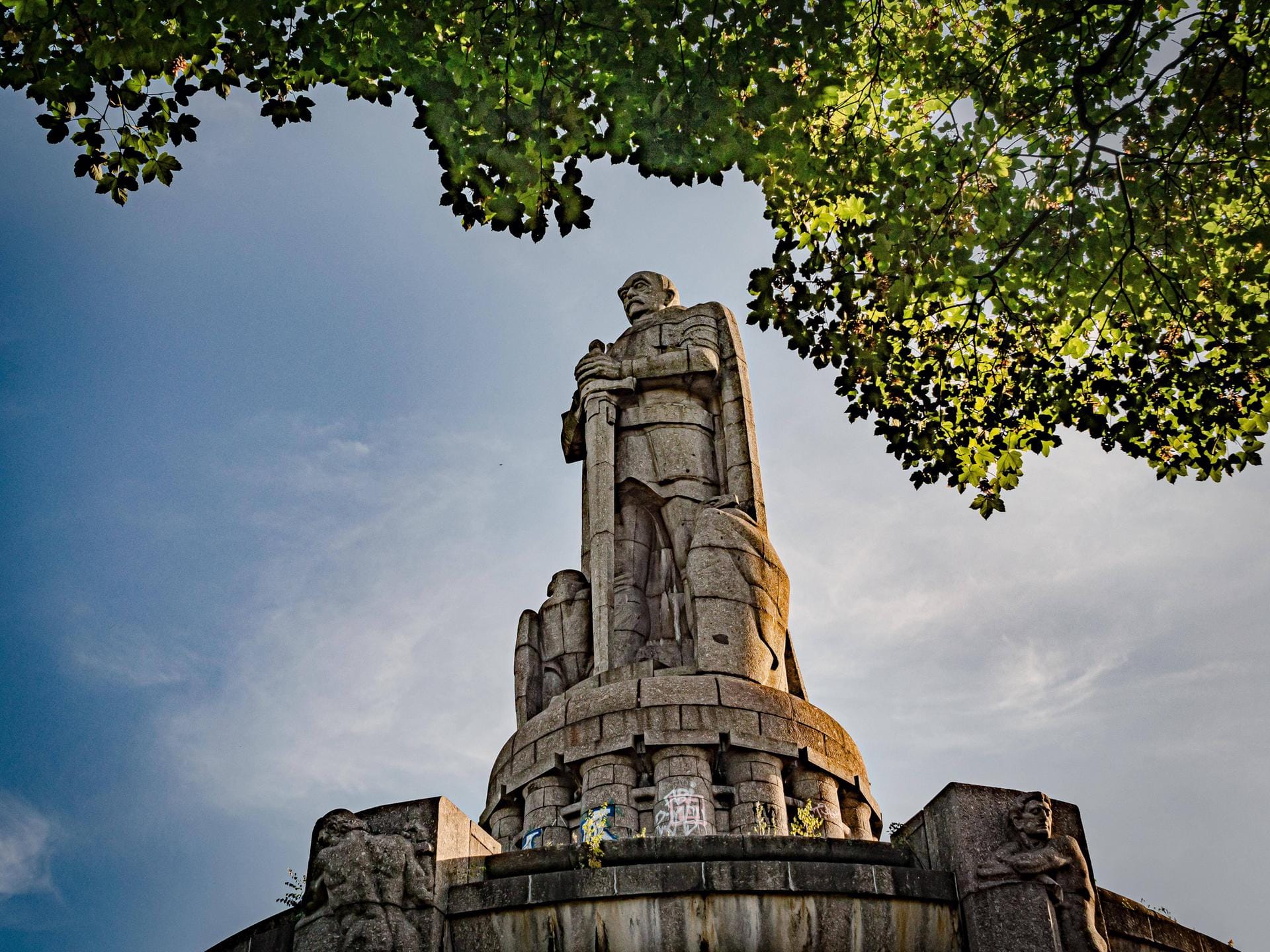 Das Bismarck-Denkmal in Hamburg vor der Millionen-Sanierung: Um das Denkmal gibt es Streit, wie soll an den ersten Reichskanzler des Deutschen Reiches erinnert werden? Zuletzt hatten Aktivisten das Denkmal mit roter Farbe beschmiert.