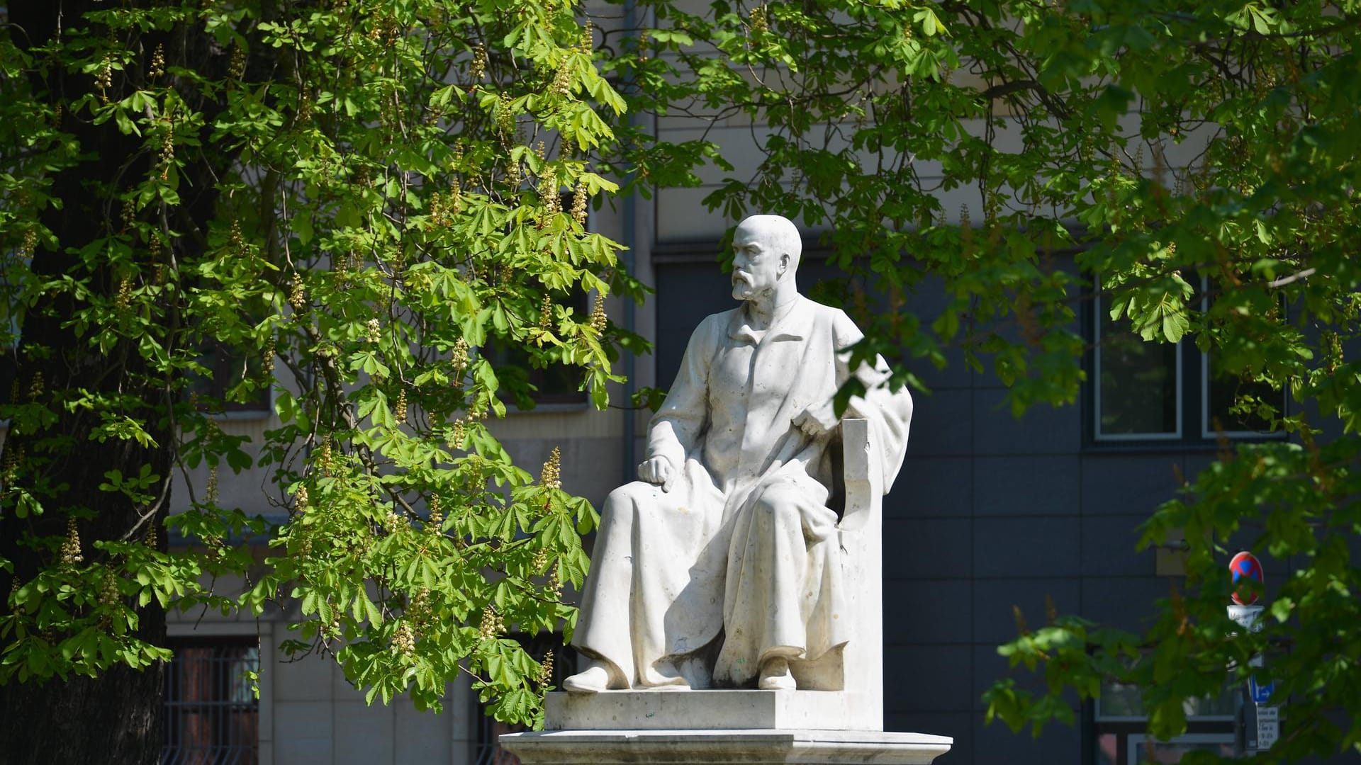 Überlebensgroßes Denkmal von Robert Koch in Berlin-Mitte: Der spätere Nobelpreisträger der Medizin soll in Afrika Ende des 19. Jahrhunderts umstrittene Menschenversuche durchgeführt haben.