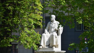 Überlebensgroßes Denkmal von Robert Koch in Berlin-Mitte: Der spätere Nobelpreisträger der Medizin soll in Afrika Ende des 19. Jahrhunderts umstrittene Menschenversuche durchgeführt haben.
