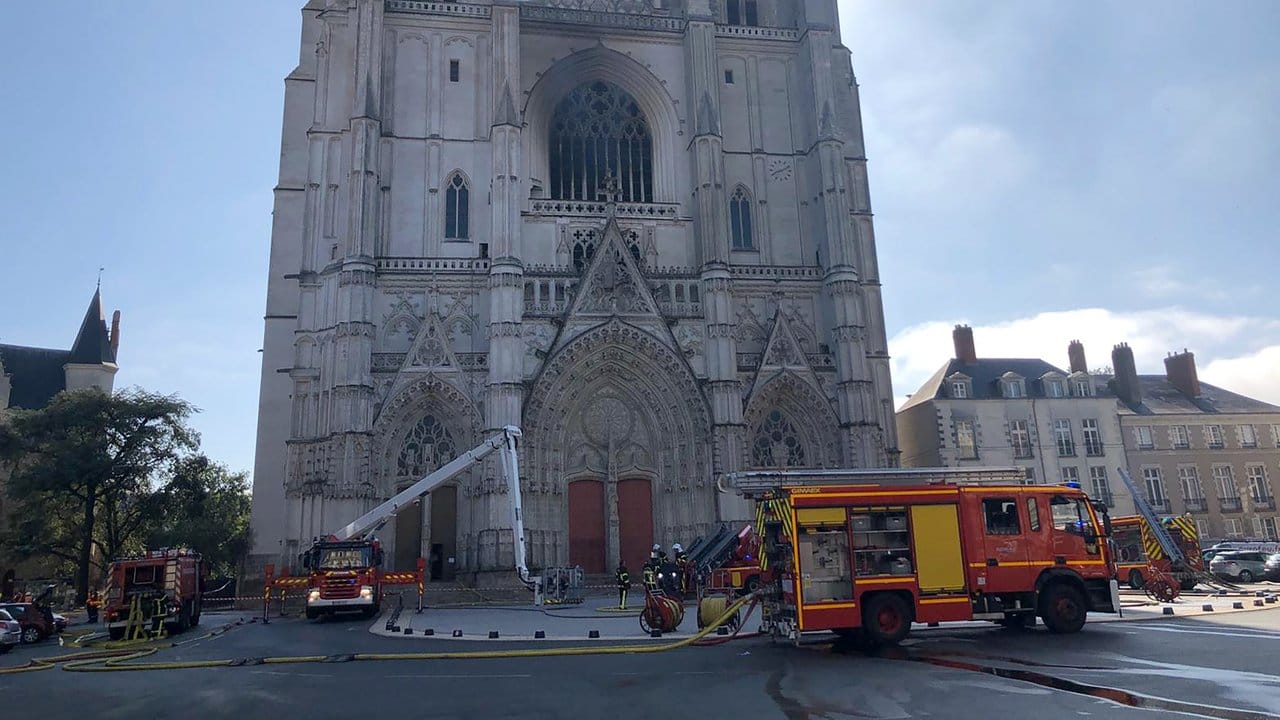 Löscharbeiten an der Kathedrale der westfranzösischen Stadt Nantes.