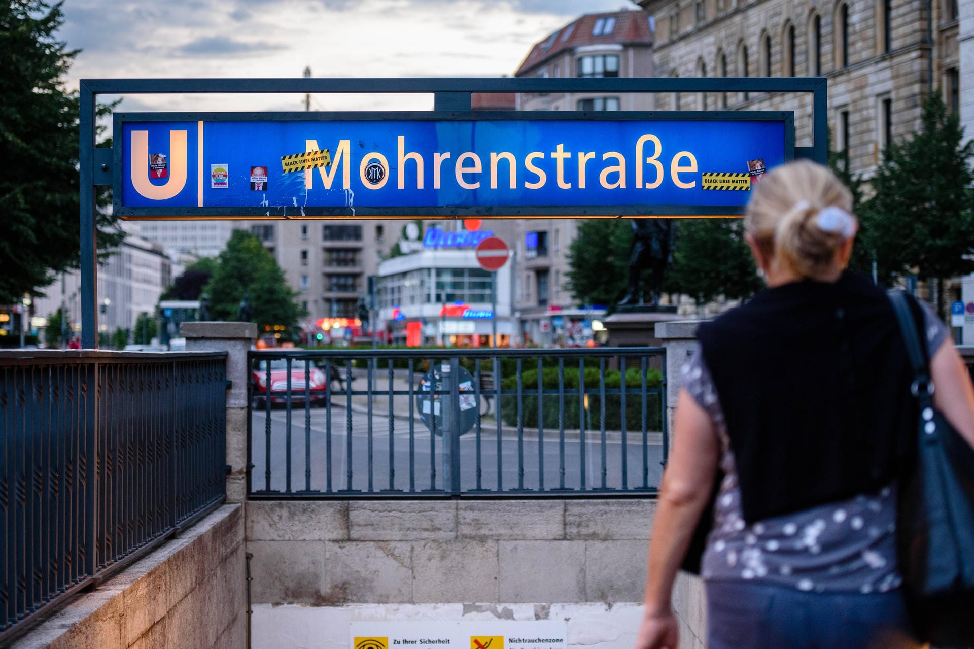 Eine Frau betritt die Berliner U-Bahn-Station "Mohrenstraße": Um die Benennung der Haltestelle und der gleichnamigen Straße gibt es schon länger Streit. Im Zuge der jüngsten Anti-Rassismus-Proteste weltweit, will der Betreiber die Station umbenennen.