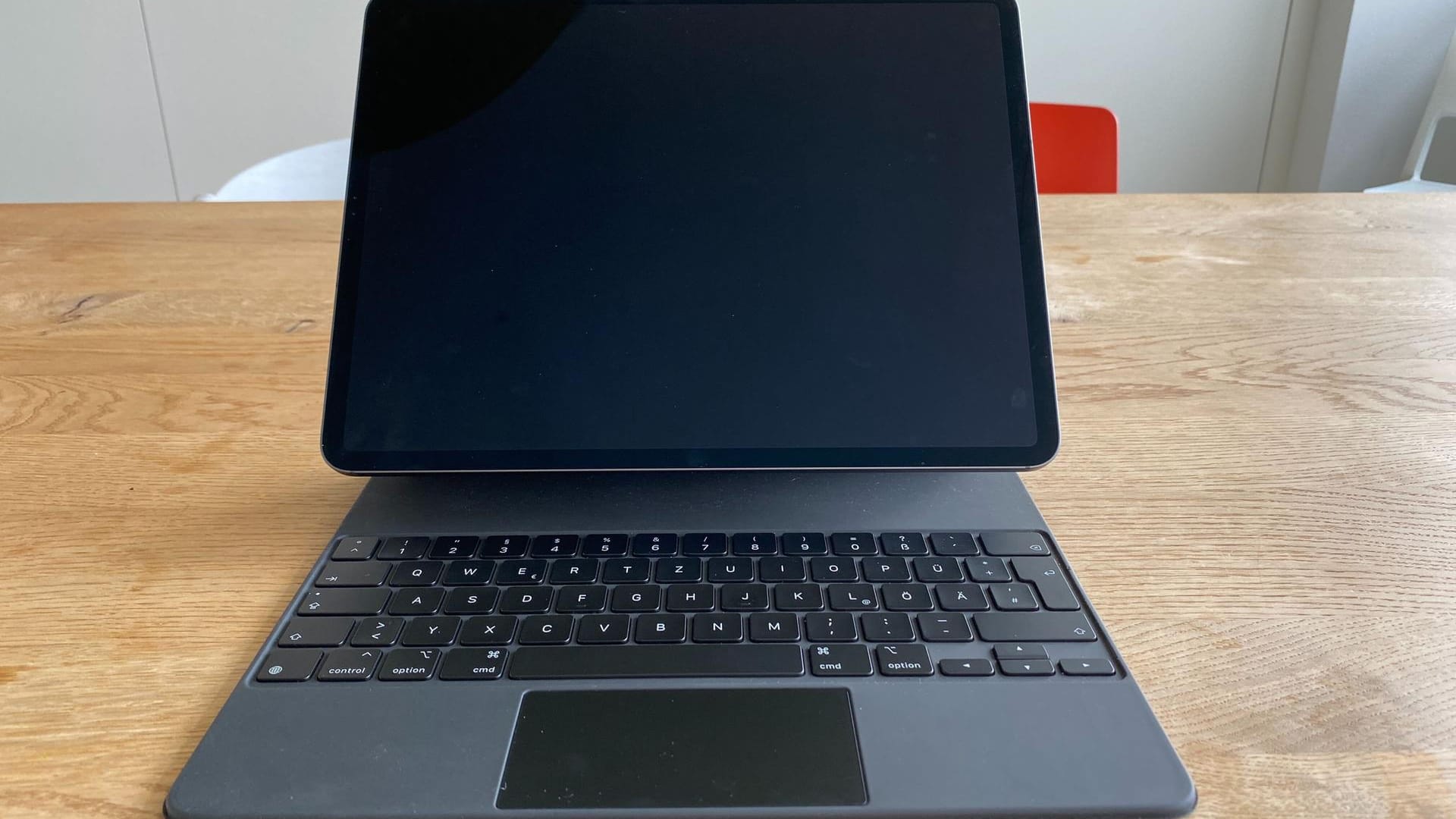 Das Magic Keyboard bietet vor allem ein Alleinstellungsmerkmal: Es lässt das iPad Pro schweben.