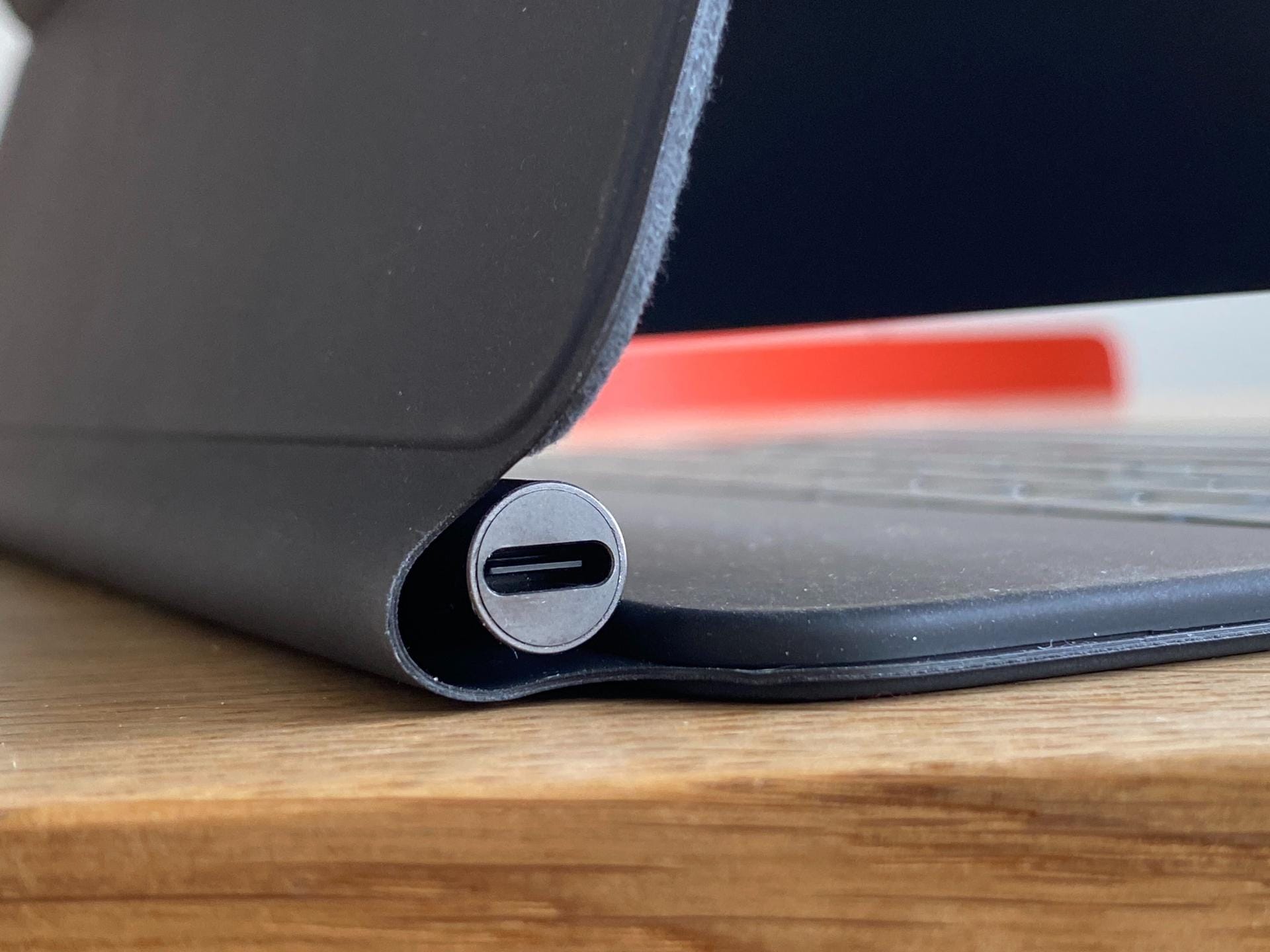 Clever: Ein USB-C-Anschluss erlaubt das direkte Laden des iPads. So wird die Tastatur zur Dockingstation auf dem Schreibtisch.