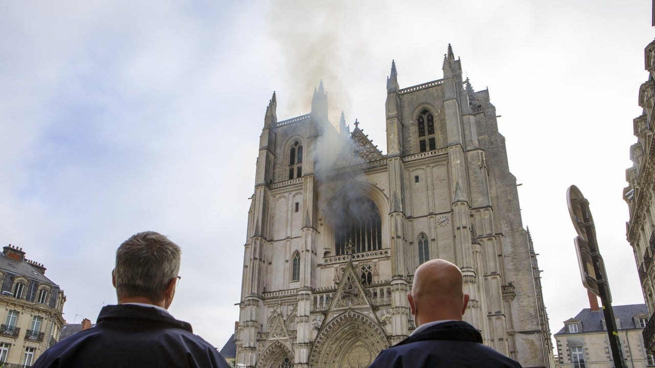 Aus einem Fenster der Kathedrale Saint-Pierre-et-Saint-Paul steigt Rauch auf.
