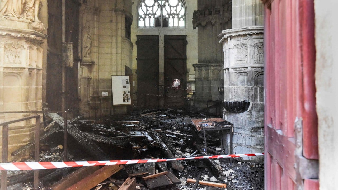 Verkohlte Trümmer liegen in der Kathedrale Saint-Pierre-et-Saint-Paul nach einem Brand.