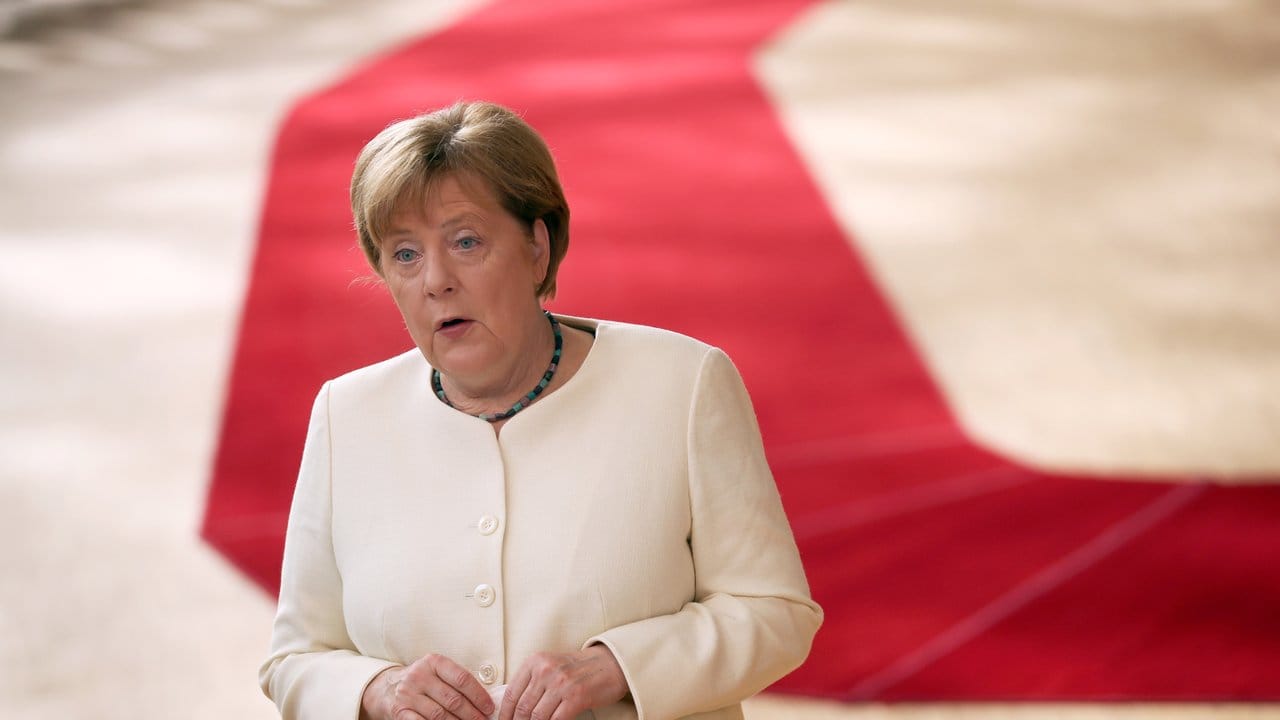 Kanzlerin Merkel spricht während des EU-Sondergipfels in Brüssel zu Medienvertretern.